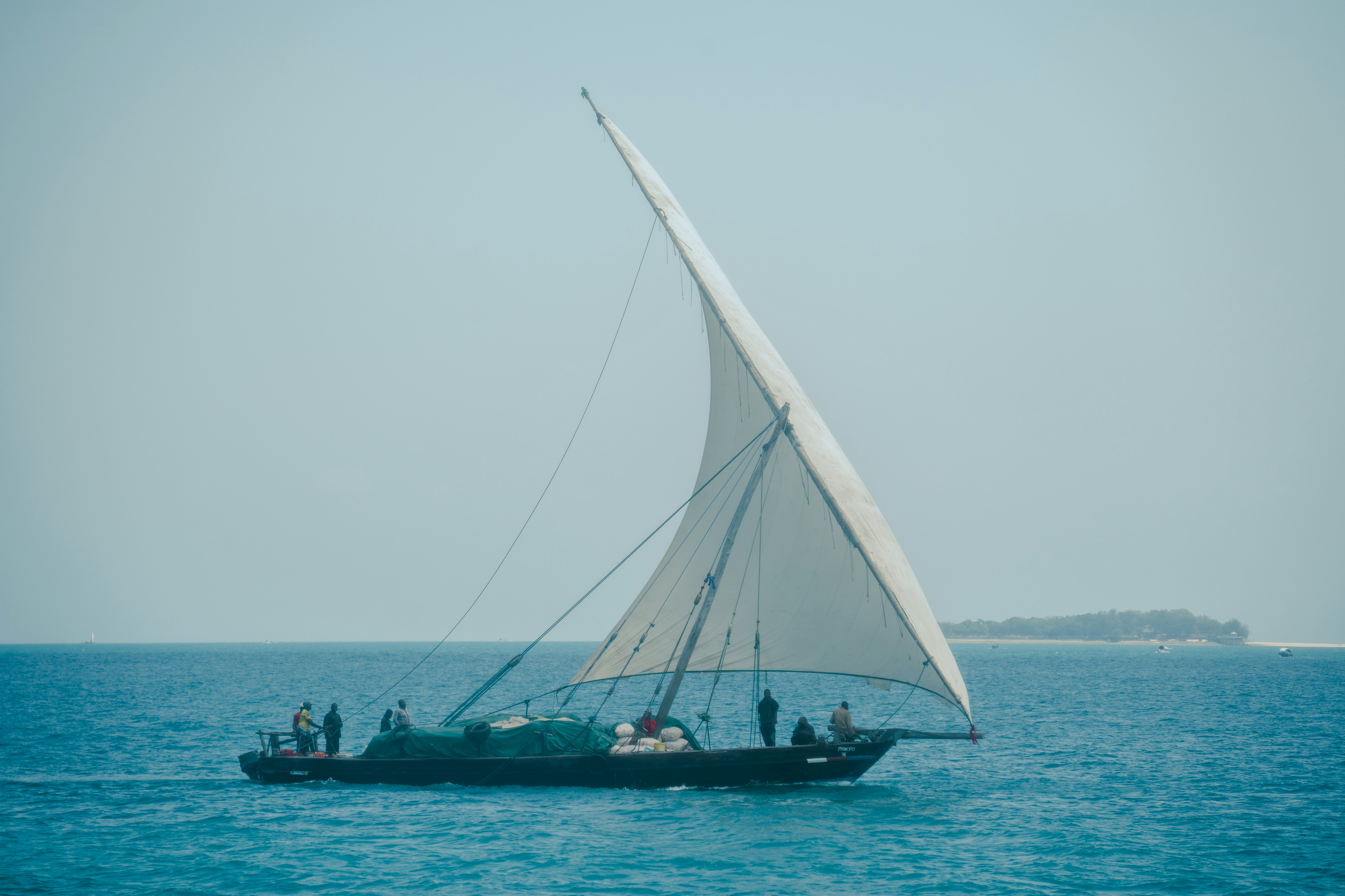 Fishermen on a dhow in Zanzibar at sunrise - Photo de Aron Marinelli sur Unsplash